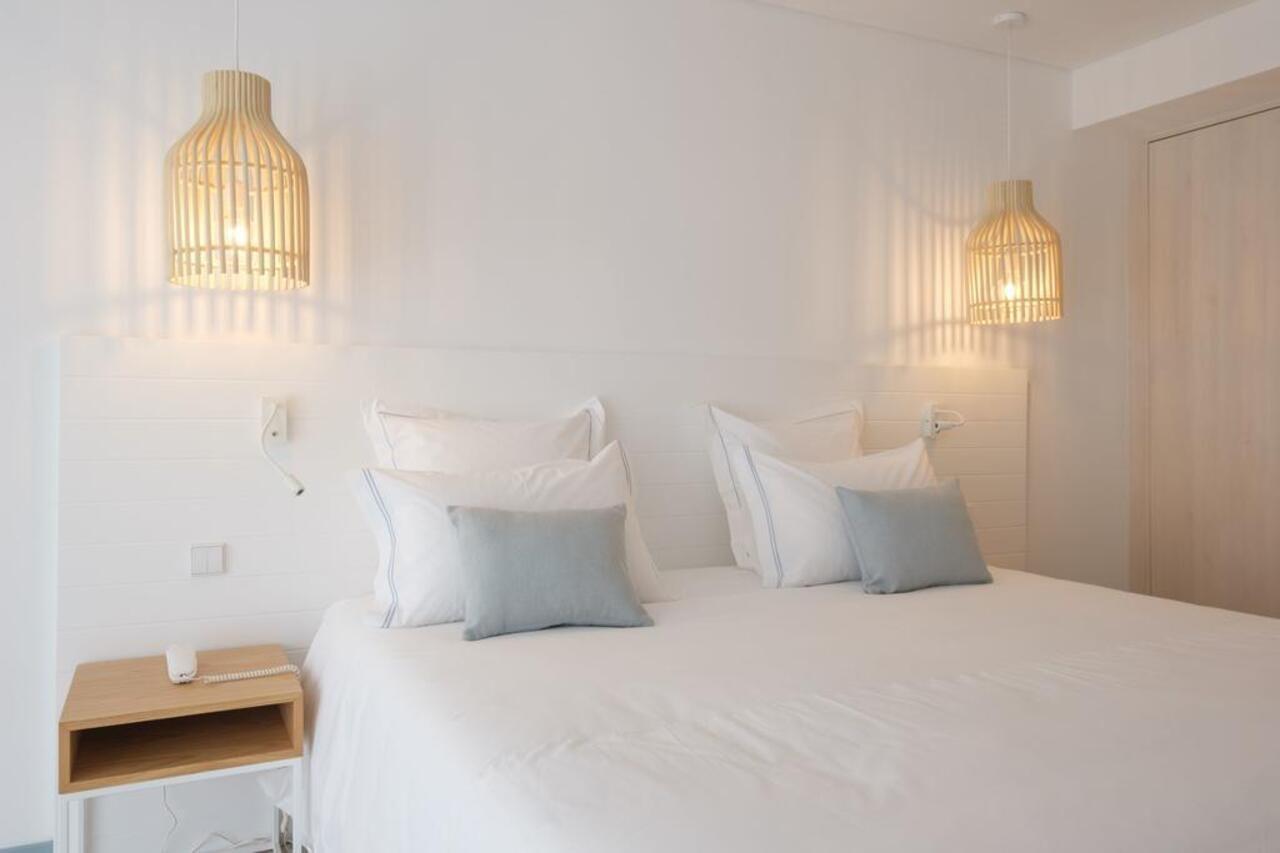 Malibu Foz Hotel - La Maison Younan Figueira da Foz Exteriör bild A bedroom at the hotel
