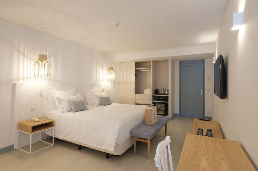 Malibu Foz Hotel - La Maison Younan Figueira da Foz Exteriör bild A room at the hotel