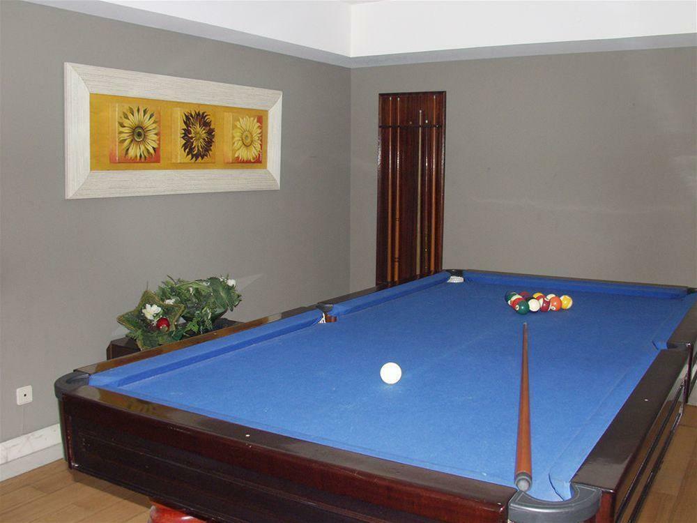 Malibu Foz Hotel - La Maison Younan Figueira da Foz Exteriör bild A pool table