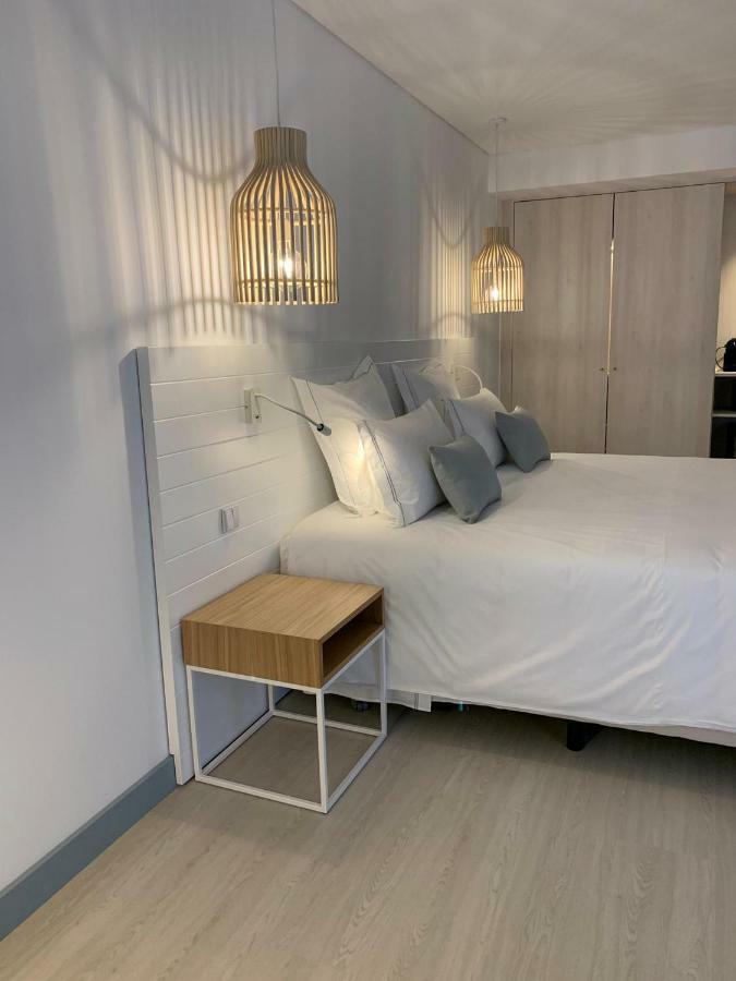 Malibu Foz Hotel - La Maison Younan Figueira da Foz Exteriör bild A bedside table
