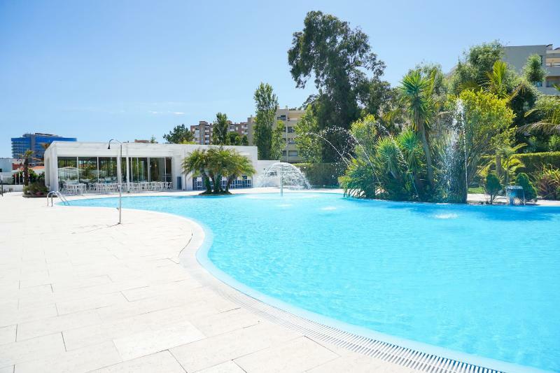 Malibu Foz Hotel - La Maison Younan Figueira da Foz Exteriör bild The swimming pool at the hotel