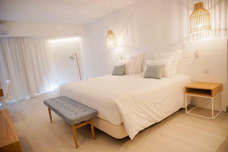 Malibu Foz Hotel - La Maison Younan Figueira da Foz Exteriör bild A bedroom at the hotel