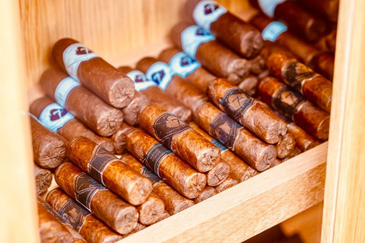 Malibu Foz Hotel - La Maison Younan Figueira da Foz Exteriör bild Cigars in a humidor