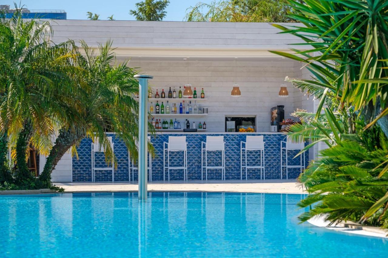 Malibu Foz Hotel - La Maison Younan Figueira da Foz Exteriör bild The swimming pool at the hotel