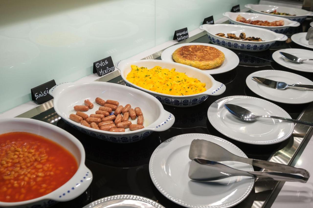 Malibu Foz Hotel - La Maison Younan Figueira da Foz Exteriör bild A buffet of breakfast items