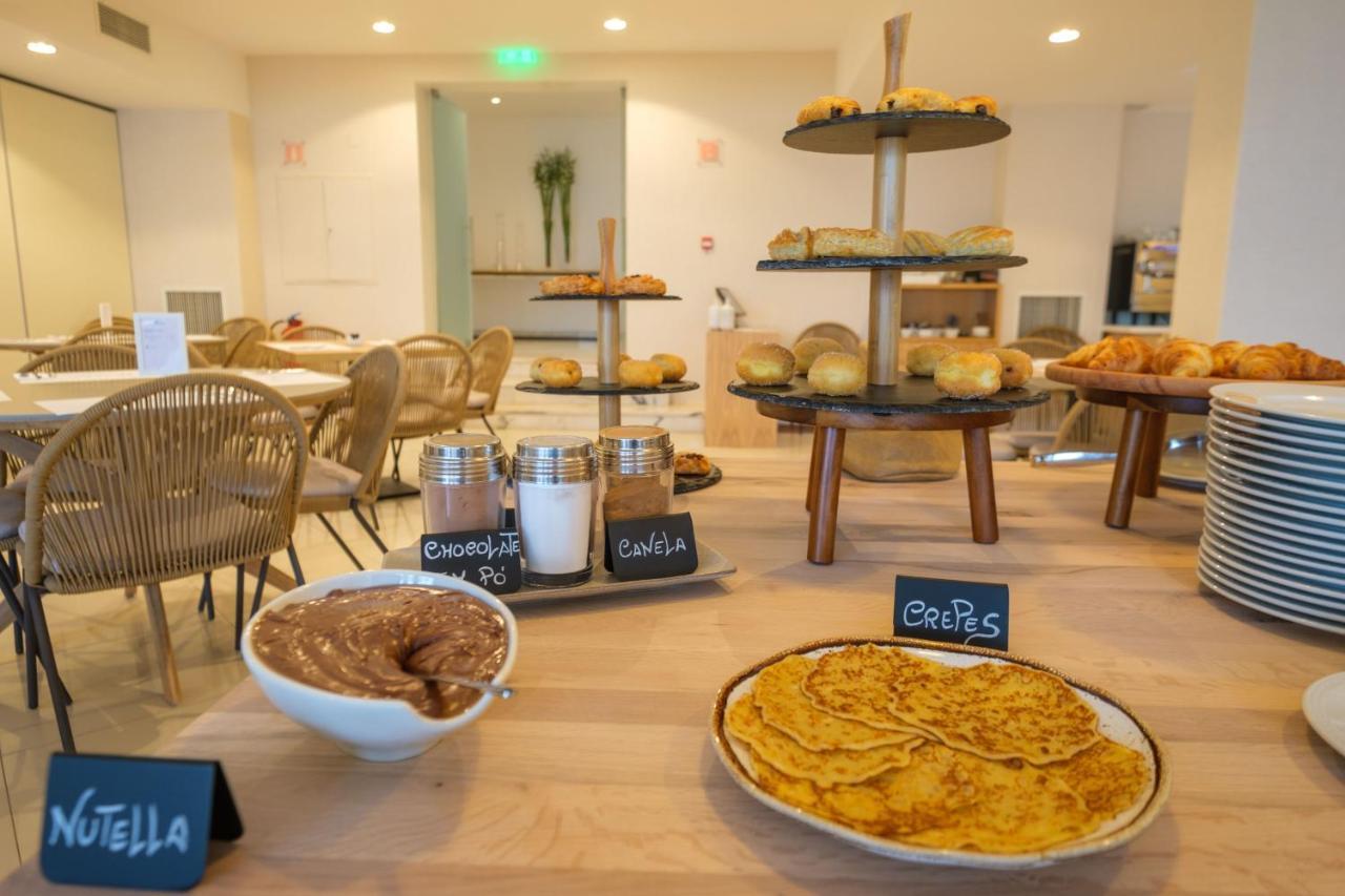 Malibu Foz Hotel - La Maison Younan Figueira da Foz Exteriör bild Breakfast at the hotel