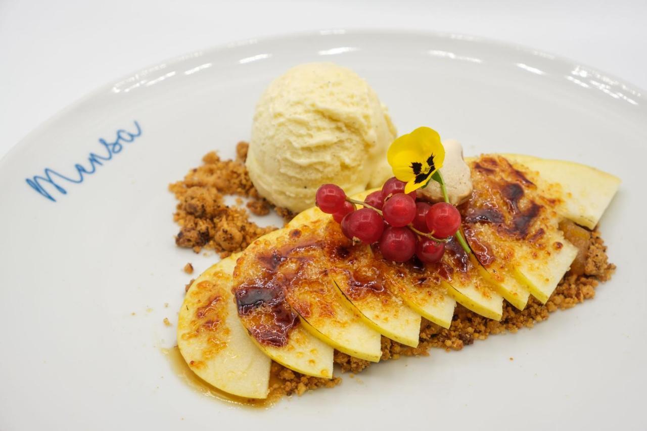 Malibu Foz Hotel - La Maison Younan Figueira da Foz Exteriör bild Baked apple with ice cream